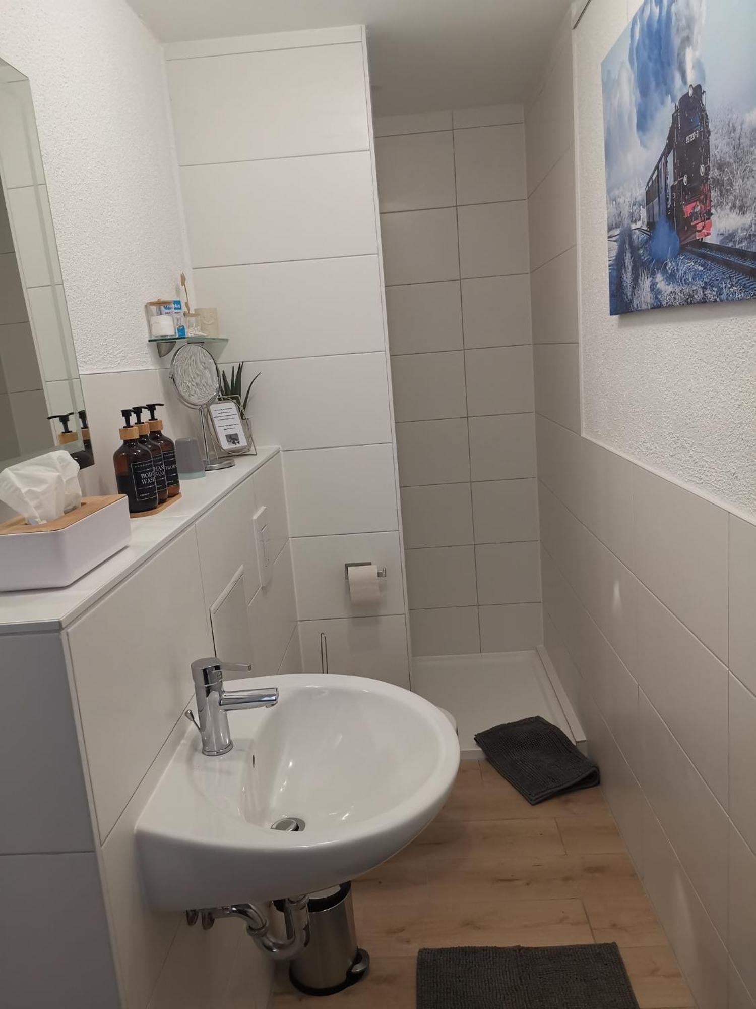 Pauls Hexenhaus Wohnung Hexe Mit Fahrrad Garage Und Innenhof Fuer Motorraeder 탈레 외부 사진
